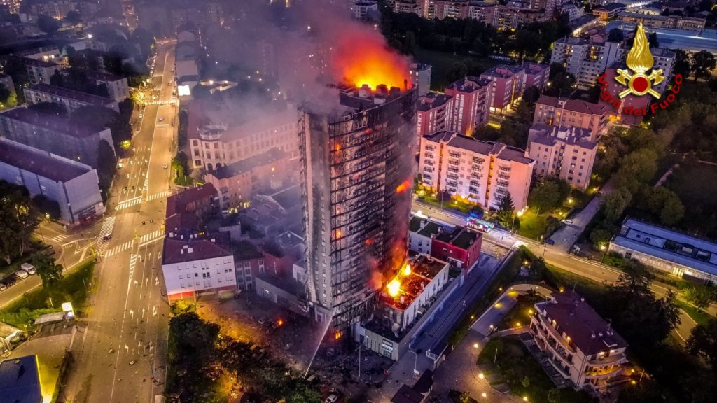 incendio grattecielo milano ripresa dall'alto di notte